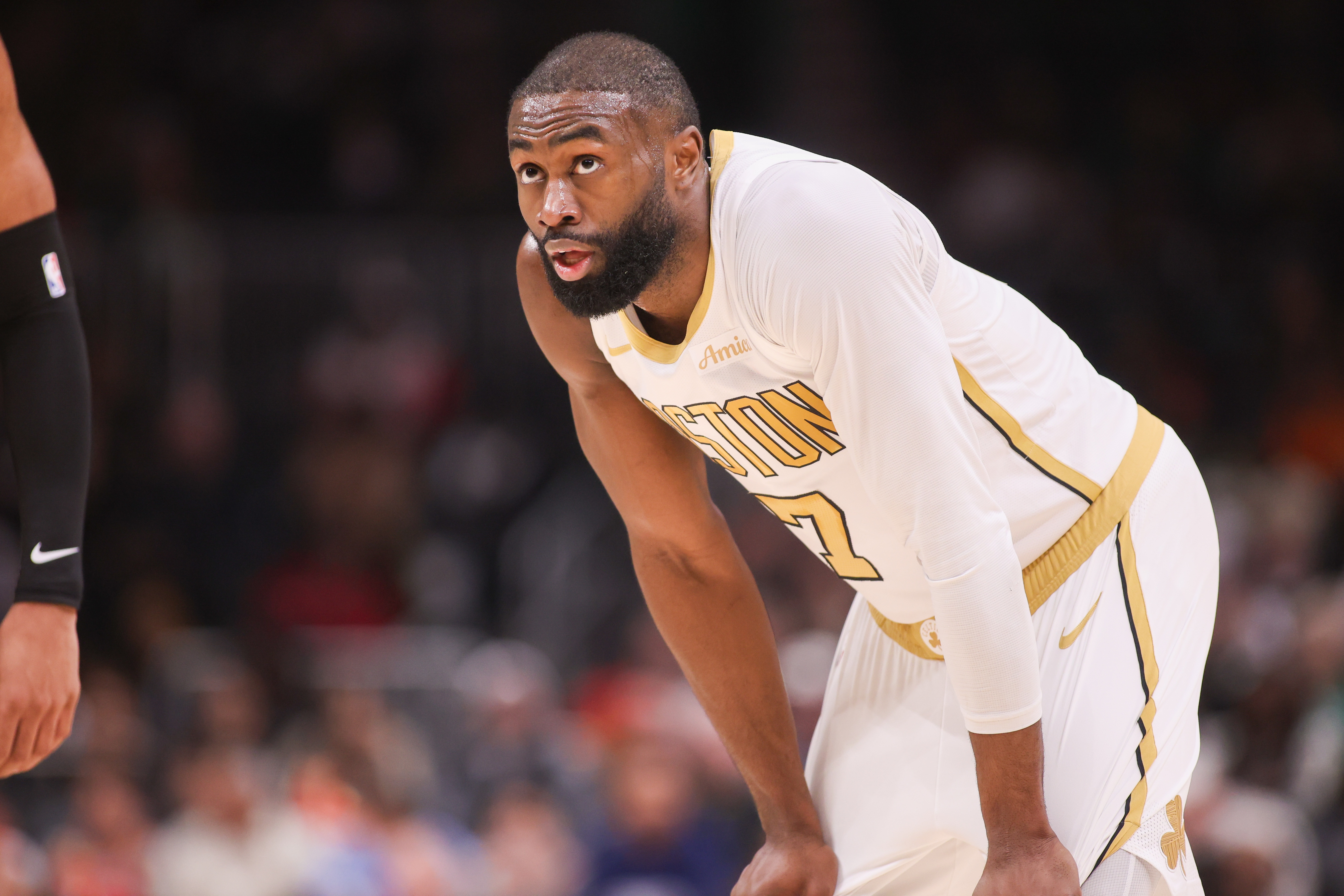 开云app官网下载地址-要做更多了！杰伦·布朗半场13中5拿下13分4板3助 球队落后21分