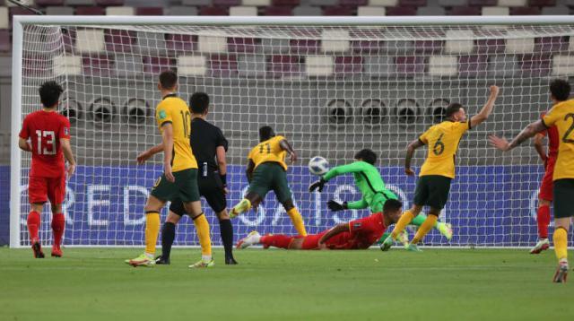 开云app官网下载安卓-国足后防屡次低级失误 李铁和全新中卫组合谁背锅